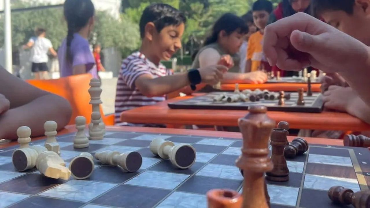 Muğla'da gönüllü gençlerin bağımlılıkla mücadele etkinliği