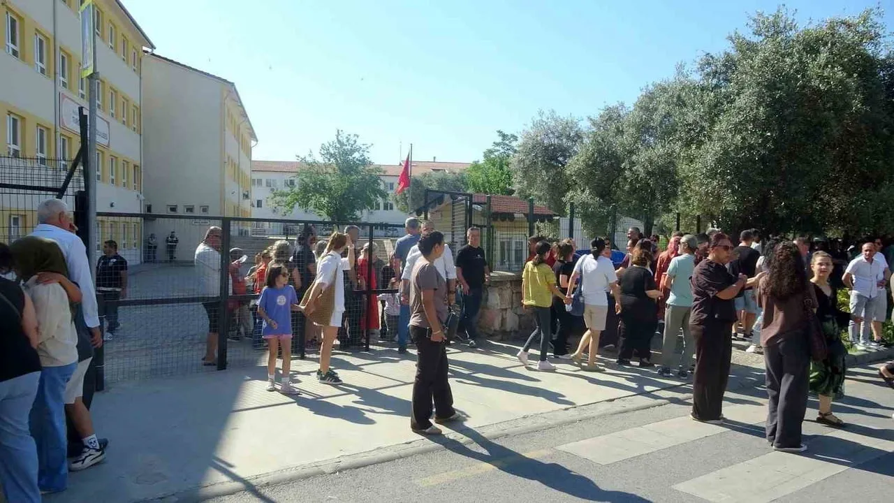 Muğla’da LGS heyecanı Menteşe’de öğrenciler okul bahçelerini doldurdu