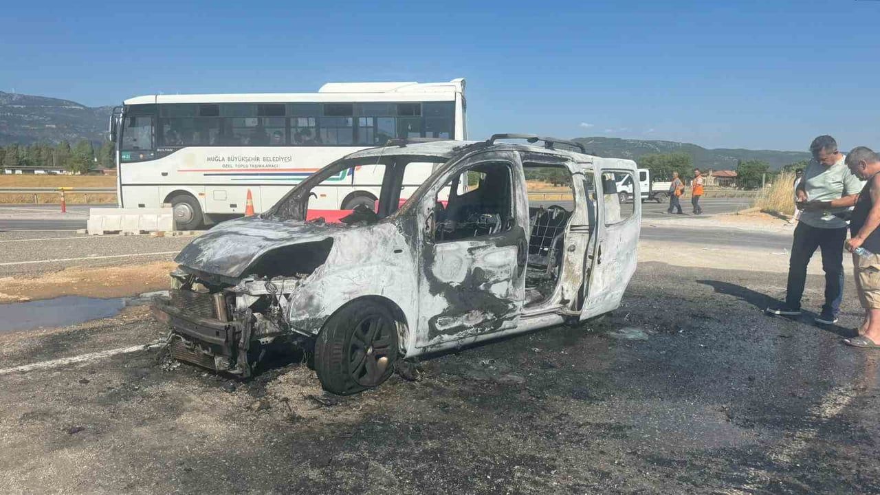 Muğla'da seyir halindeki araç alev alarak kullanılamaz hale geldi
