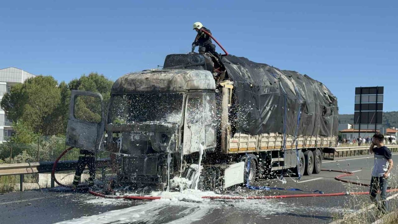 Muğla Menteşe’de hurda yüklü tır motorunda yangın: sürücü kurtuldu, yol trafiğe kapatıldı