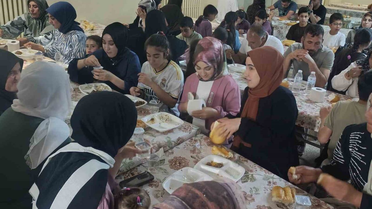 Muradiye’de Bendimahi Kız Anadolu İmam Hatip Lisesi’nde geleneksel pilav günü ve mezuniyet programı