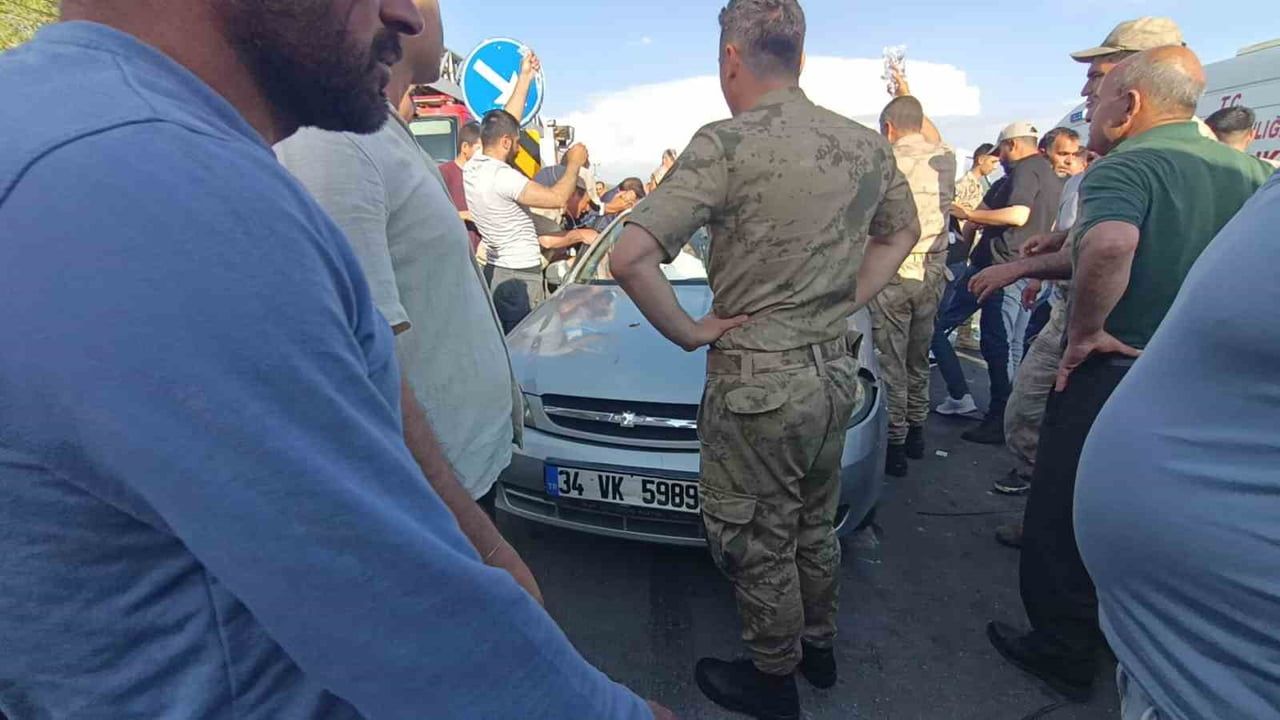 Muradiye'de minibüs ile otomobil çarpıştı: 5 kişi yaralandı
