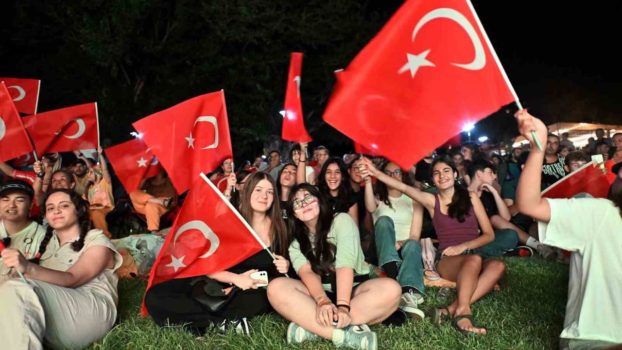 Muratpaşa'da Dünya Kupası Heyecanı: Türkiye-Avustralya Maçı Deniz Yüzü Kafe'de Canlı Yayınlanacak