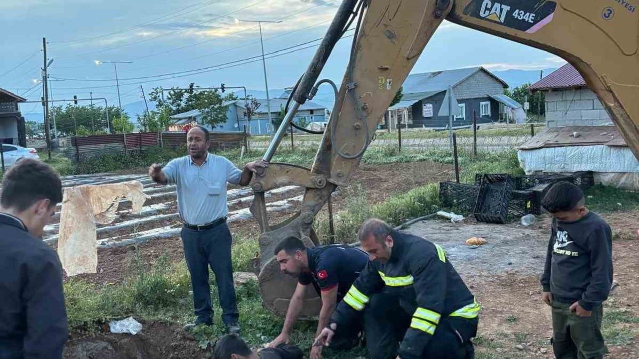 Muş Harman Köyü'nde Foseptik Çukuruna Düşen İnek İtfaiye Ekiplerince Kurtarıldı