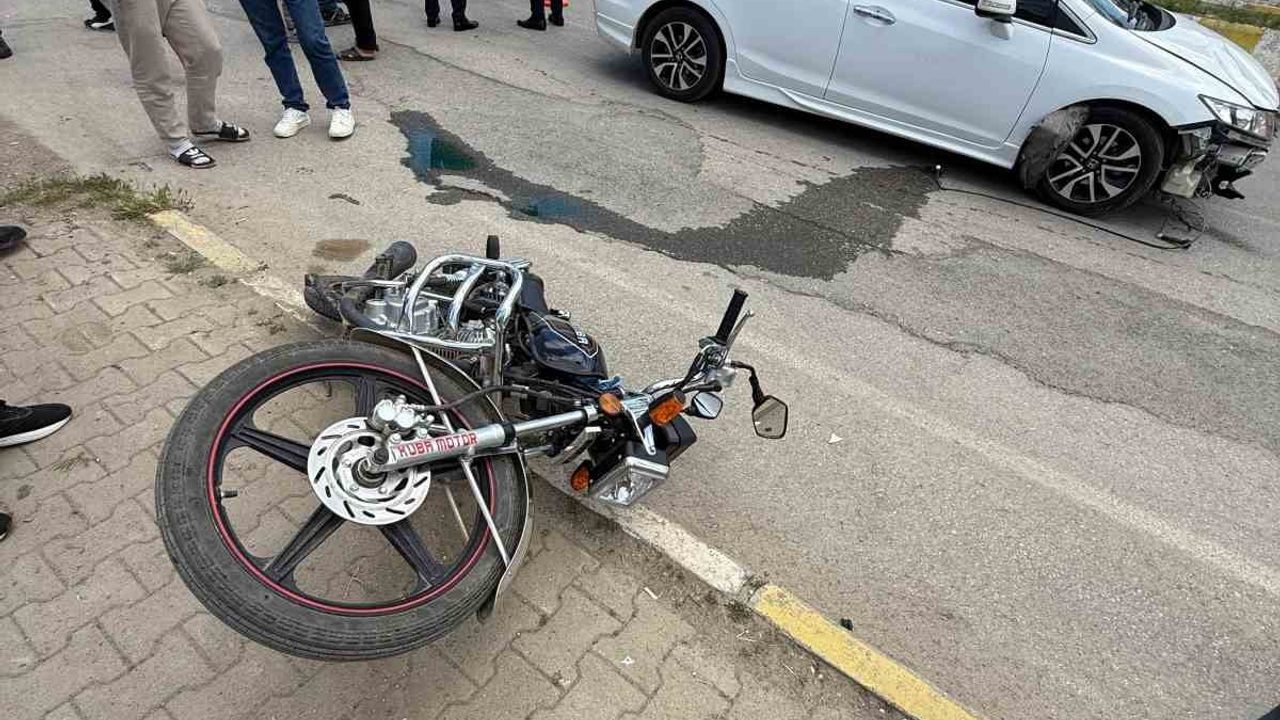Muş Hasköy'de otomobil ile motosiklet çarpıştı: 2 yaralı