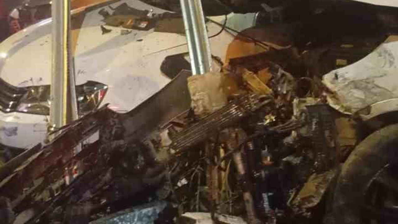 Muş'ta kontrolden çıkan otomobil 3 kişinin yaralanmasına neden oldu