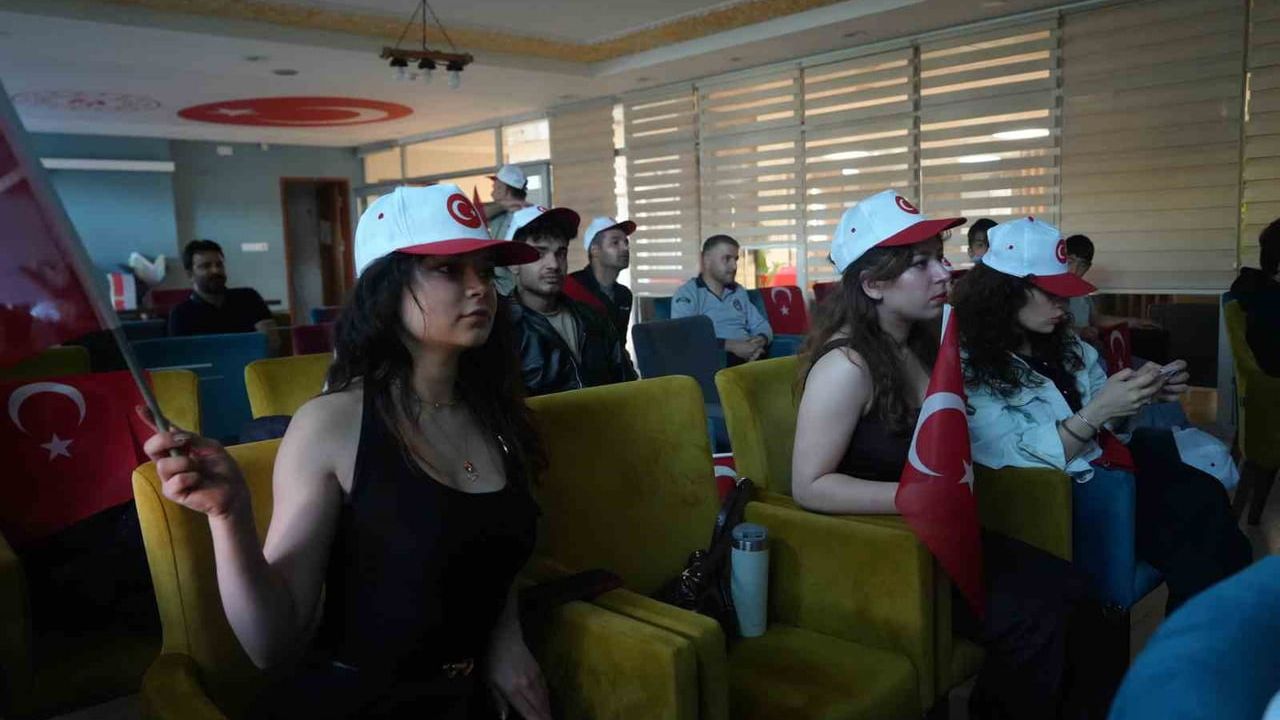 Muş'ta Türkiye-Avustralya maçı dev ekranda izlendi