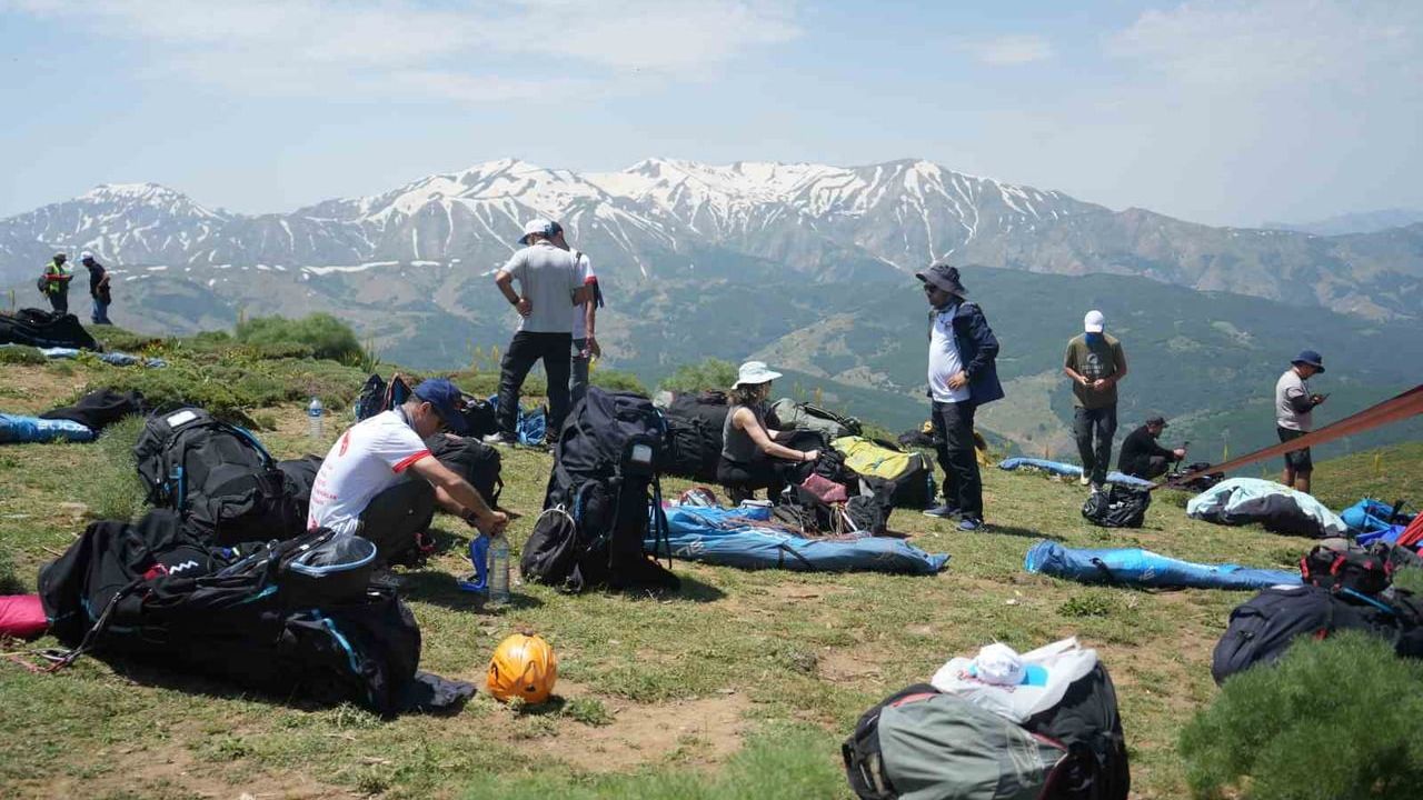Muş'ta yamaç paraşütü mesafe yarışması başladı