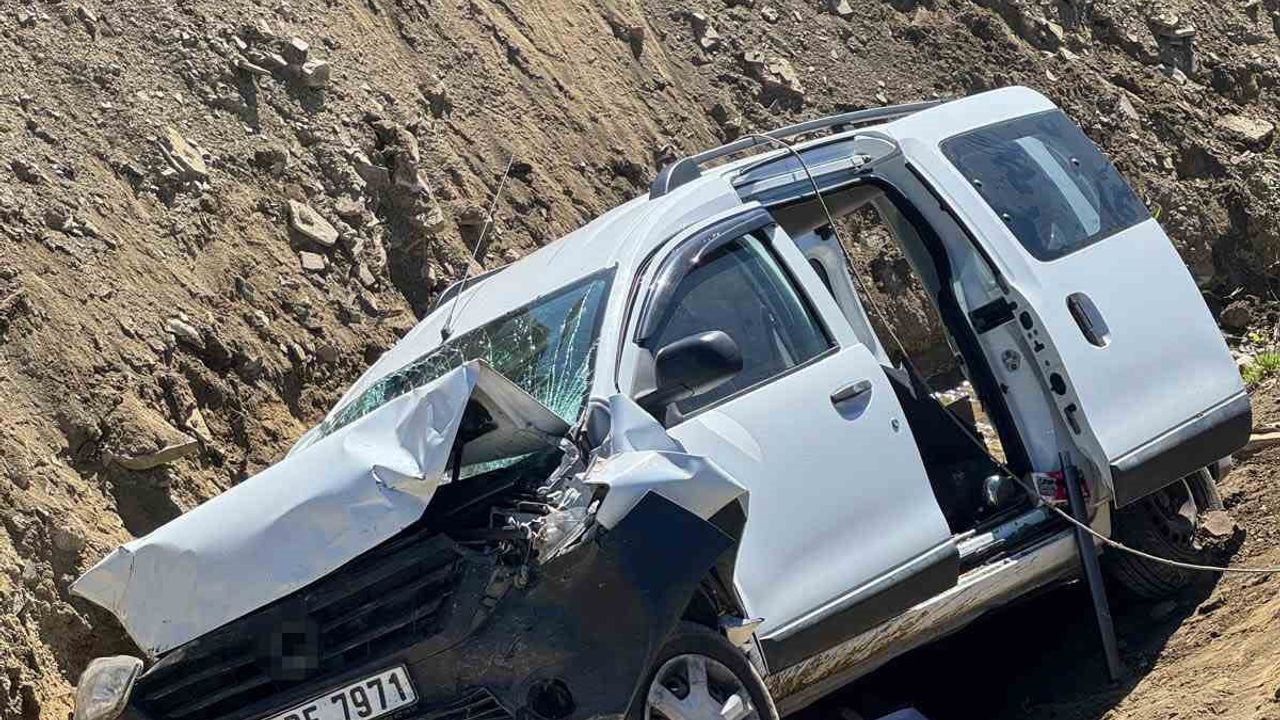 Muş'ta Yazla Köyü yakınında çaya düşen otomobilde 1 kişi yaralandı