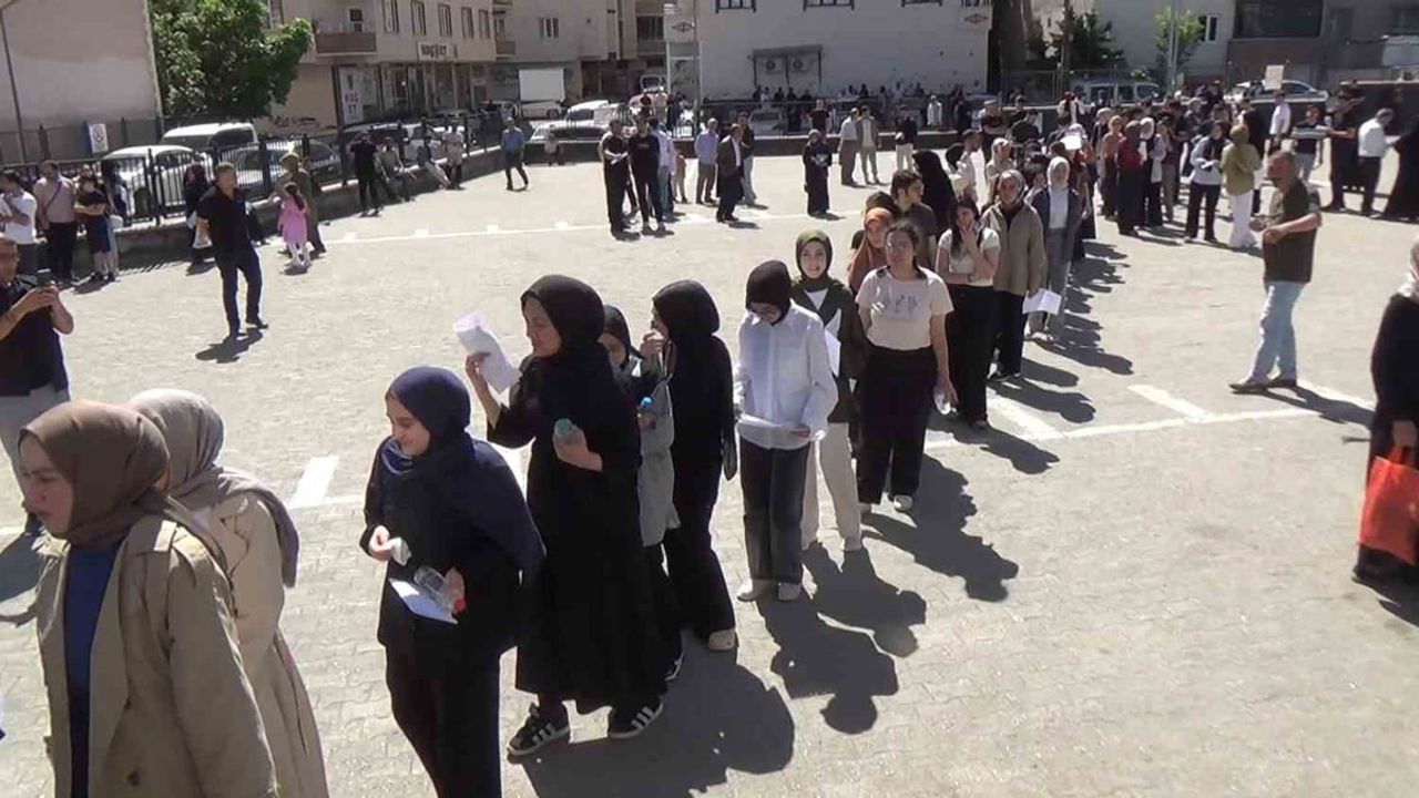 Muş’ta YKS ikinci oturumu AYT başladı