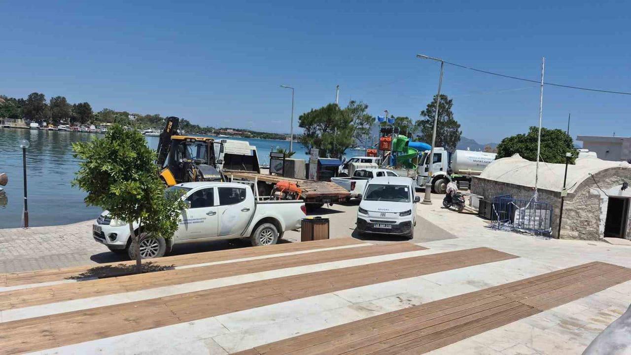 MUSKİ, Datça Cumhuriyet Meydanı'ndaki tahliye istasyonundaki sızıntıyı giderdi