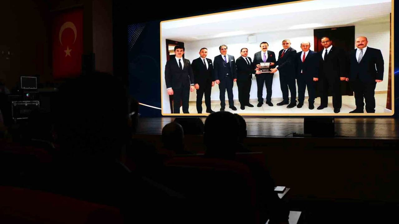 Mustafa Eken meclis üyesi adaylarını tanıttı