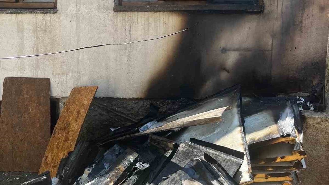 Müstakil evin çatısında çıkan yangın büyümeden söndürüldü