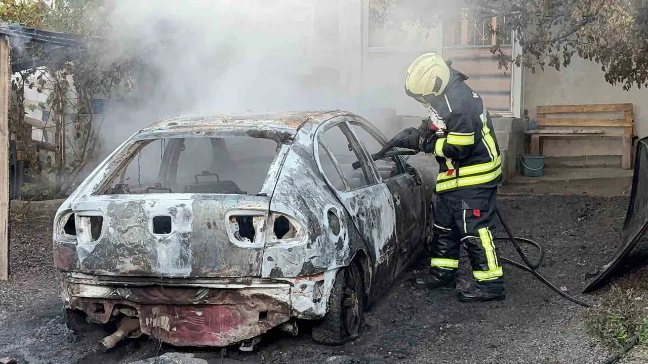 Müstakil evin otoparkında otomobil küle döndü