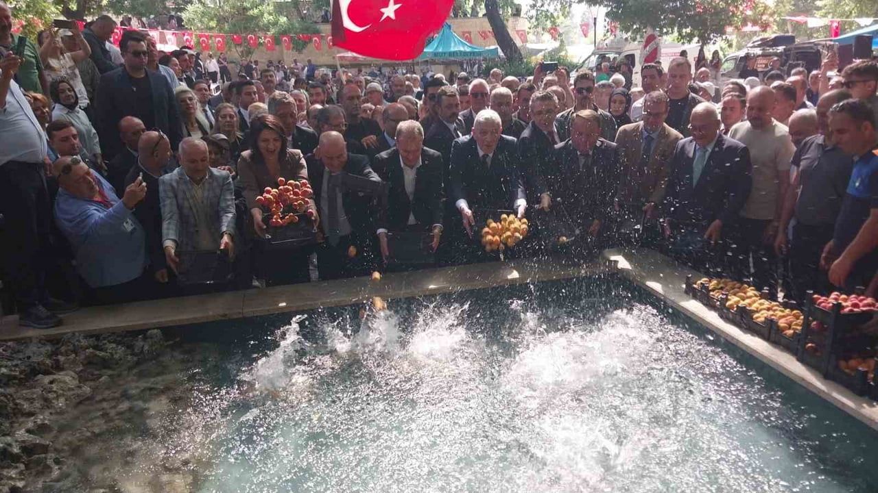 Mut’ta 64. Karacaoğlan Kayısı Kültür ve Sanat Festivali başladı