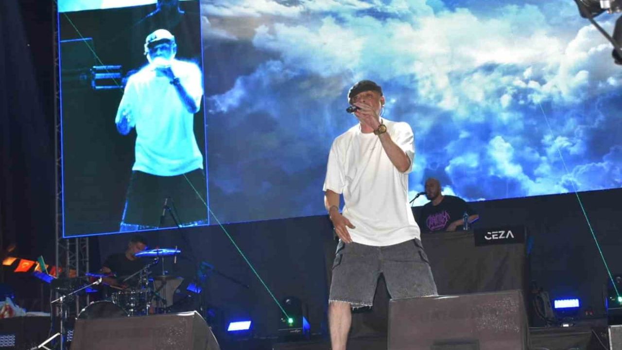 Mut’ta 64’üncü Karacaoğlan Kayısı Festivali, Ceza ve Simge Sağın konserleriyle yoğun ilgi gördü
