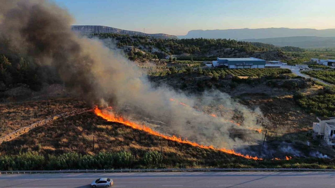 Mut'ta bahçede çıkan yangın evlere ve ormana sıçramadan söndürüldü