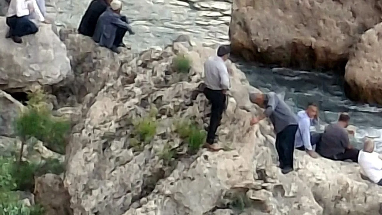 Mutki'de dereye giren üç kardeşten biri hayatını kaybetti, diğeri babası tarafından kurtarıldı
