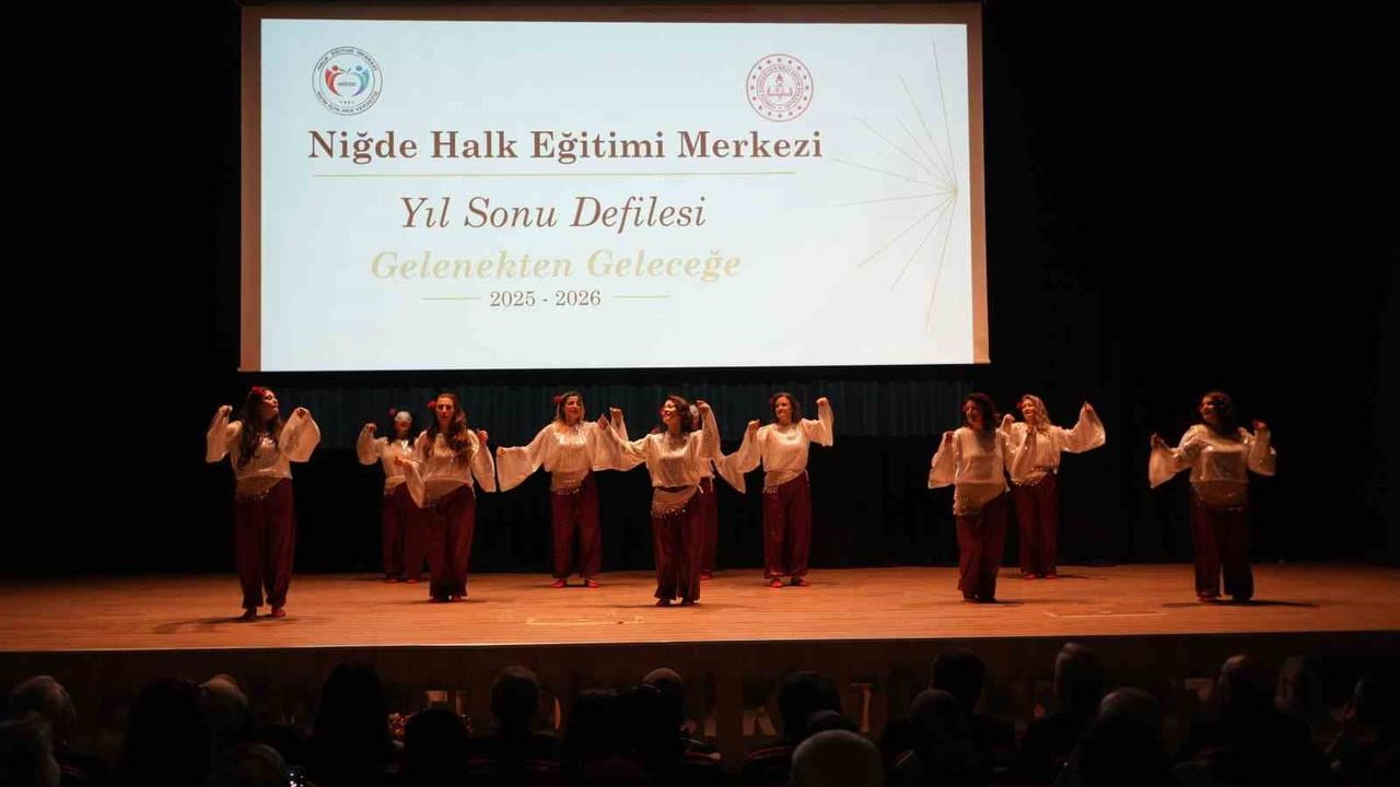 Nahita’nın Renkleri: Niğde Halk Eğitimi Merkezi Geleneksel Kıyafet Defilesi Hazım Tepeyran’da Sergilendi