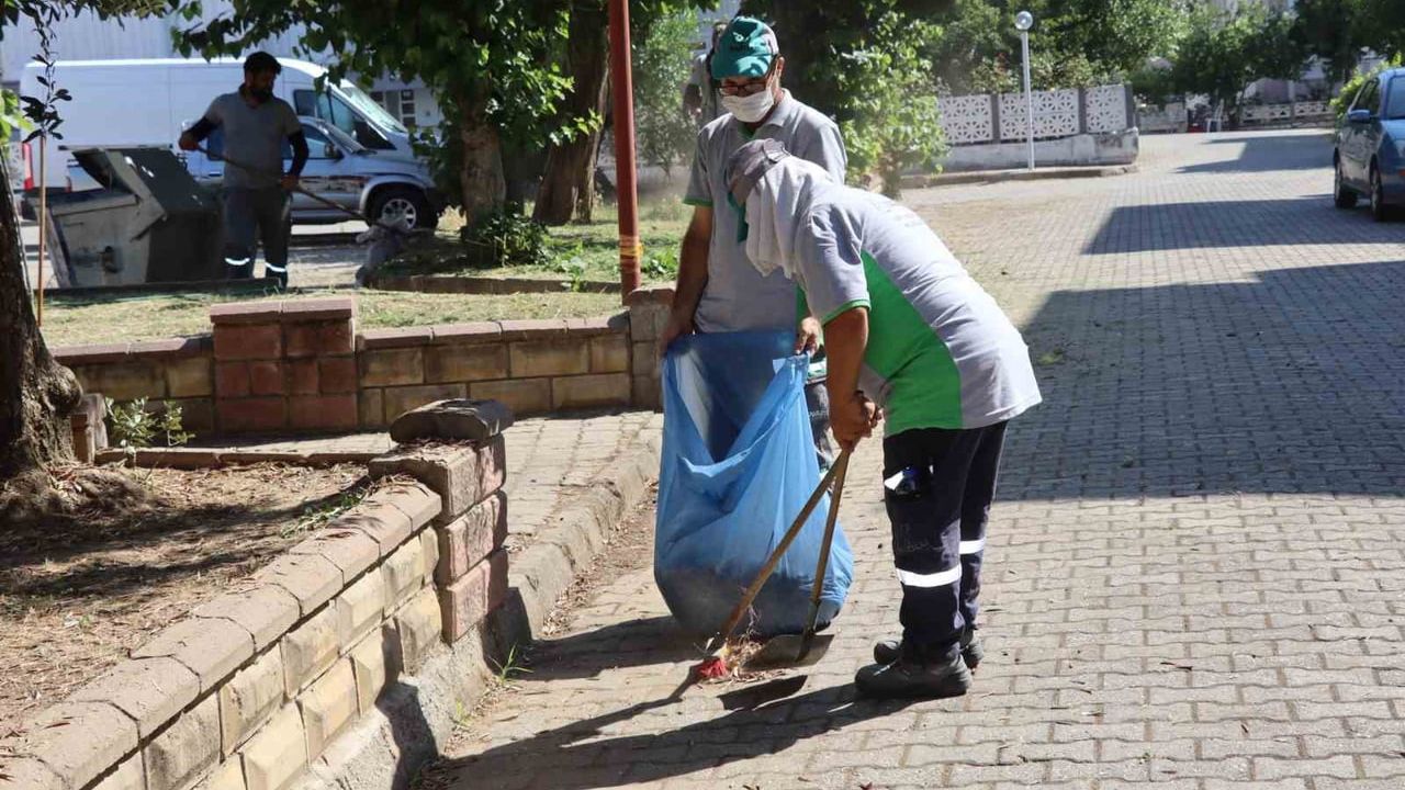 Nazilli Belediyesi park ve yeşil alanlarda temizlik ve bakım çalışmalarını sürdürüyor