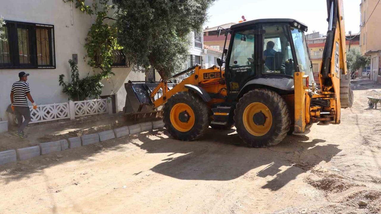 Nazilli'de Dumlupınar Mahallesi'nde yol yenileme çalışmaları sürüyor