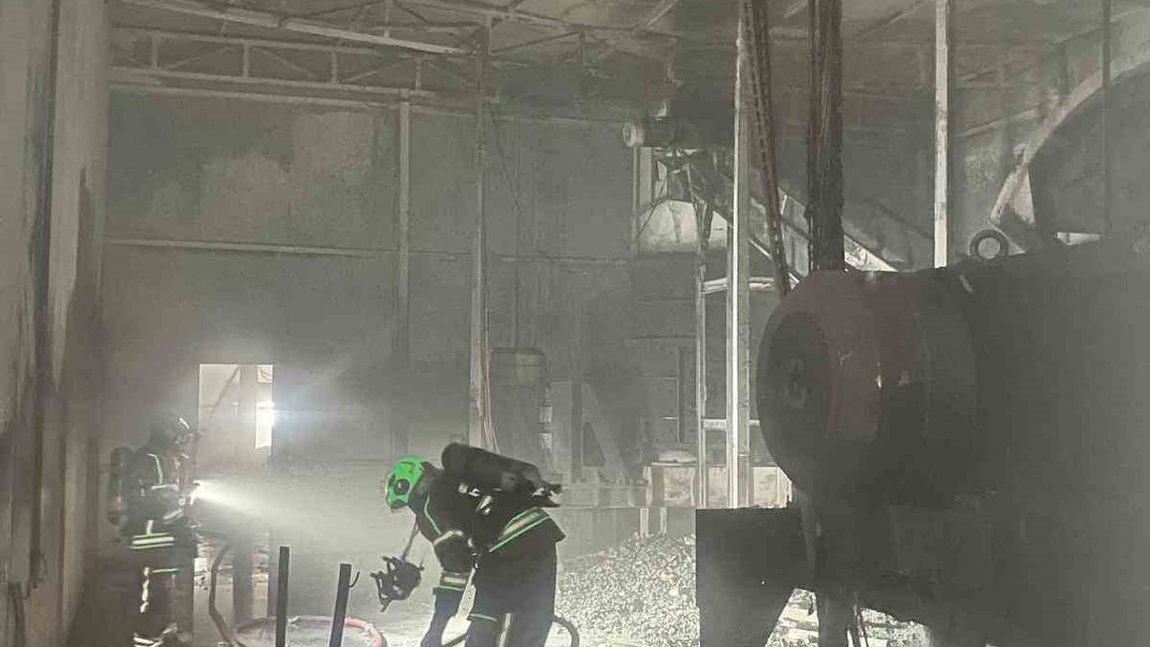 Nazilli'de Fabrika Yangını Söndürüldü: Can Kaybı Yok, Maddi Hasar Oluştu