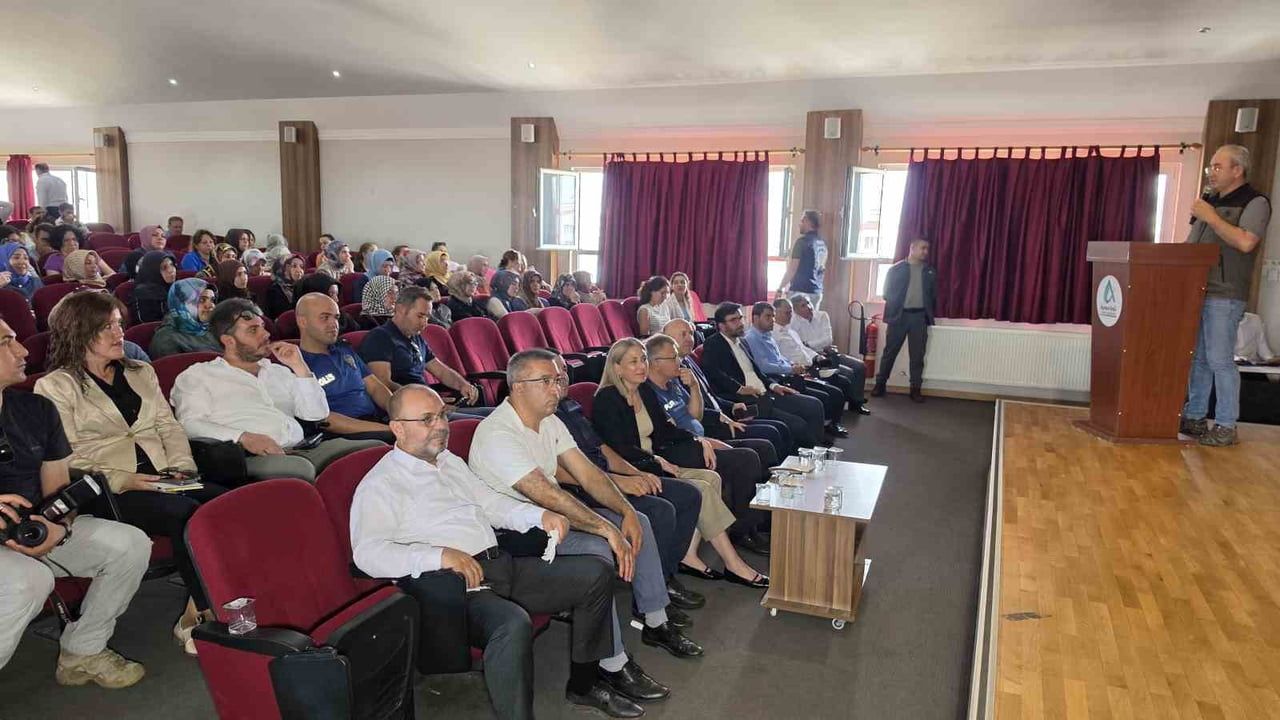 Nazilli'de Siber Güvenlik Semineri: Kurumlar Arası İş Birliği ve Çocukların Dijital Güvenliği