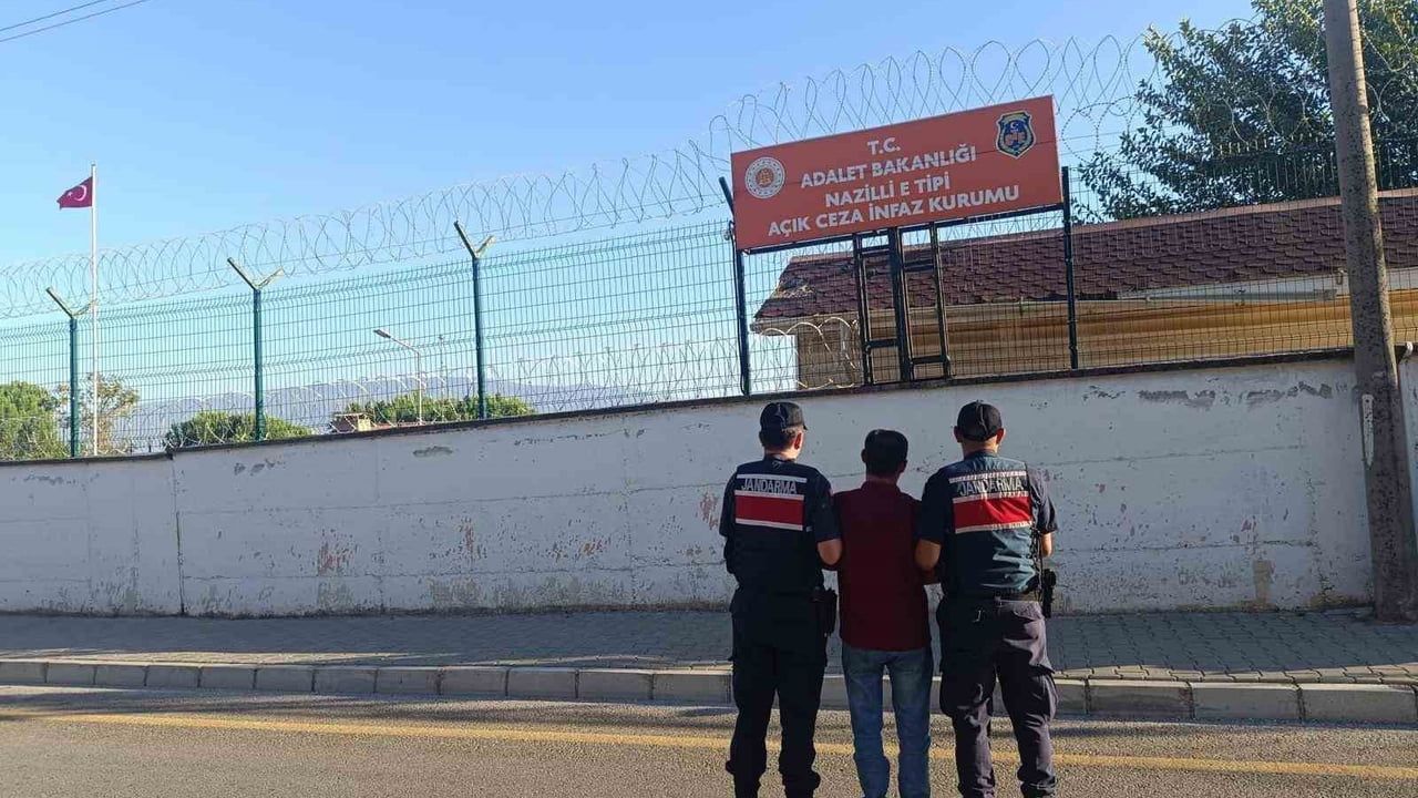 Nazilli'de 'Silahla Birden Fazla Kişi ile Birlikte Konutta Geceleyin Yağma' suçundan aranan hükümlü yakalandı