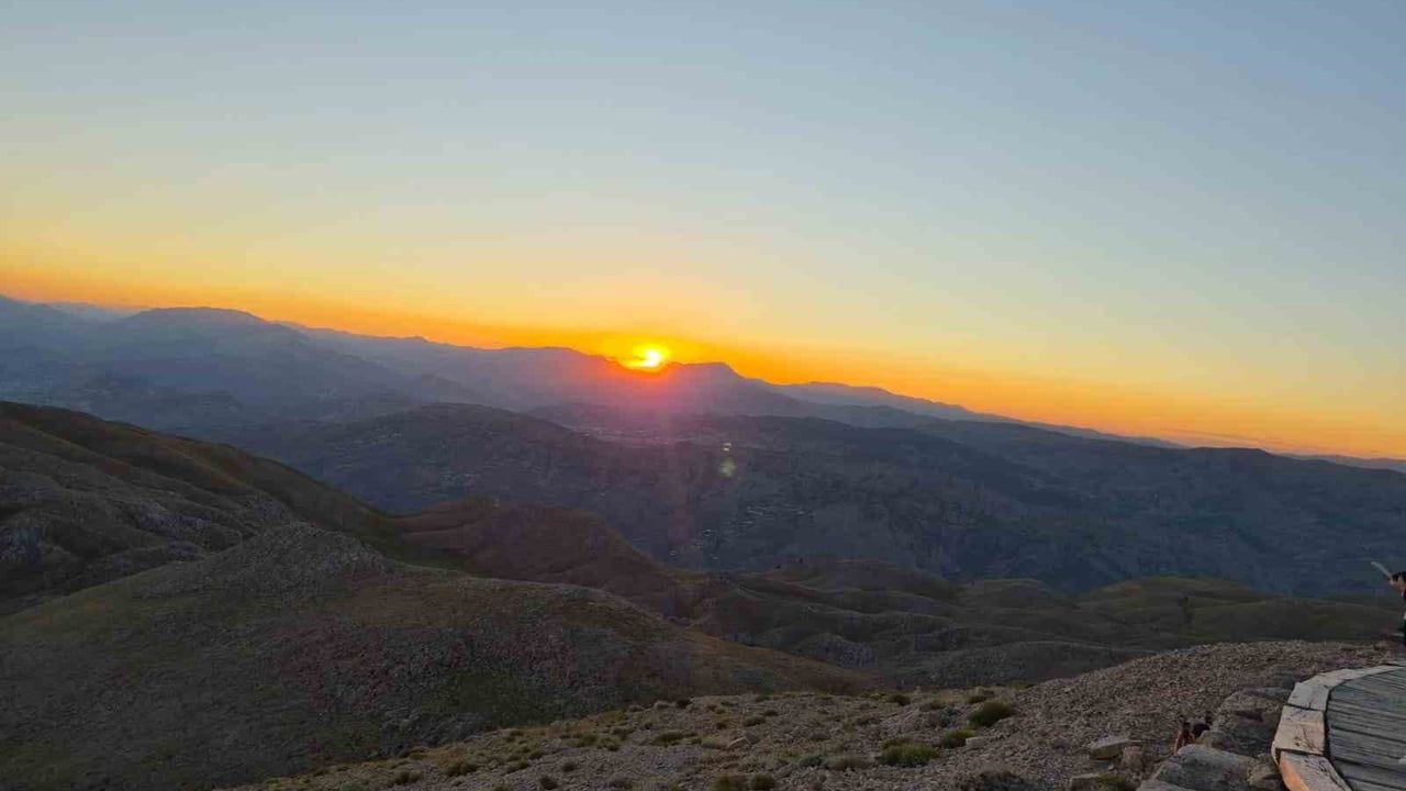 Nemrut Dağı'nda gün doğumu ve gün batımı yoğun ilgi görüyor