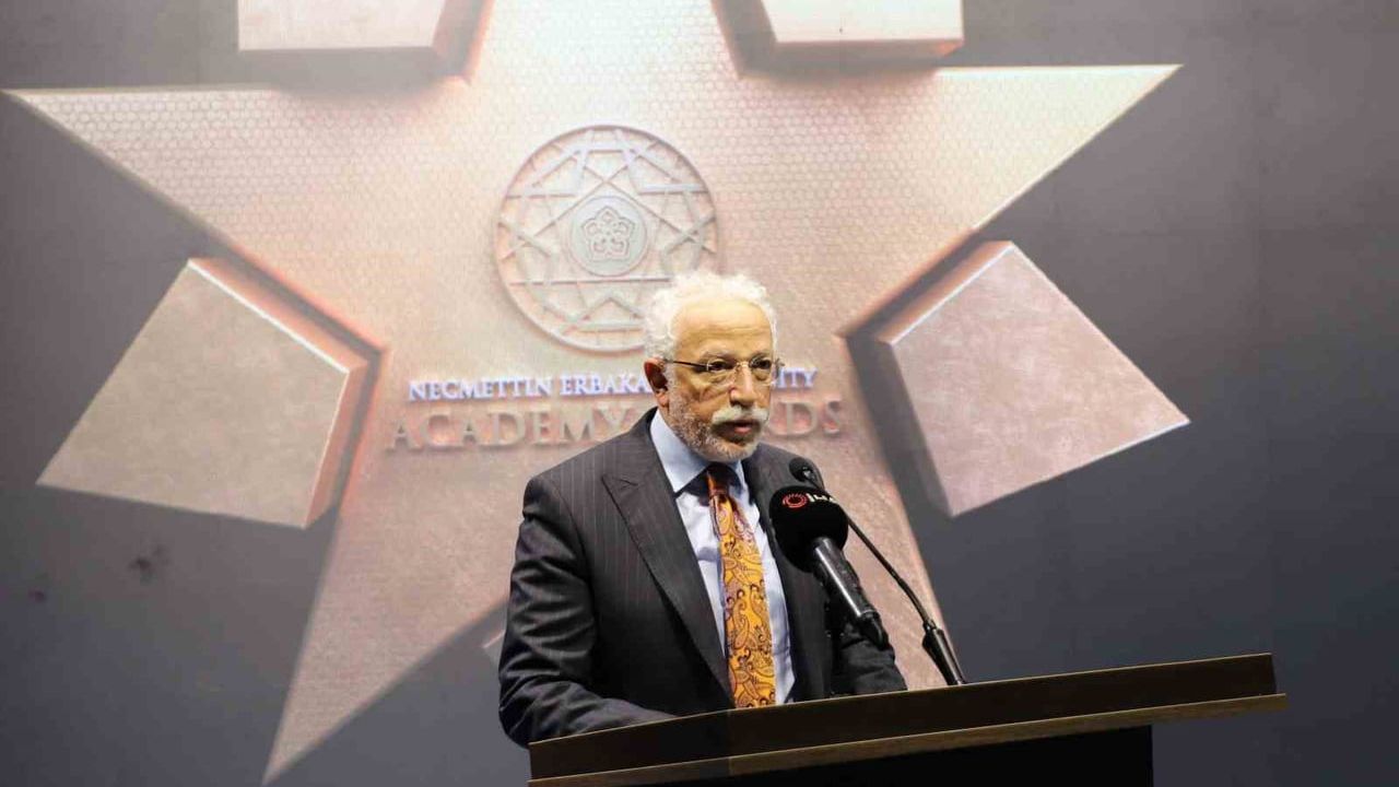 NEÜ 6. Akademi Ödülleri Töreni: Akademisyenlere ödüller ve başarı beratları verildi