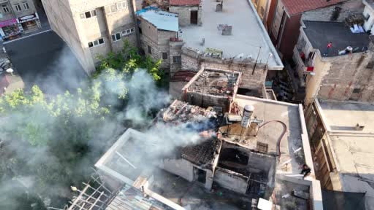 Nevşehir'de çatı yangını itfaiyenin müdahalesiyle söndürüldü