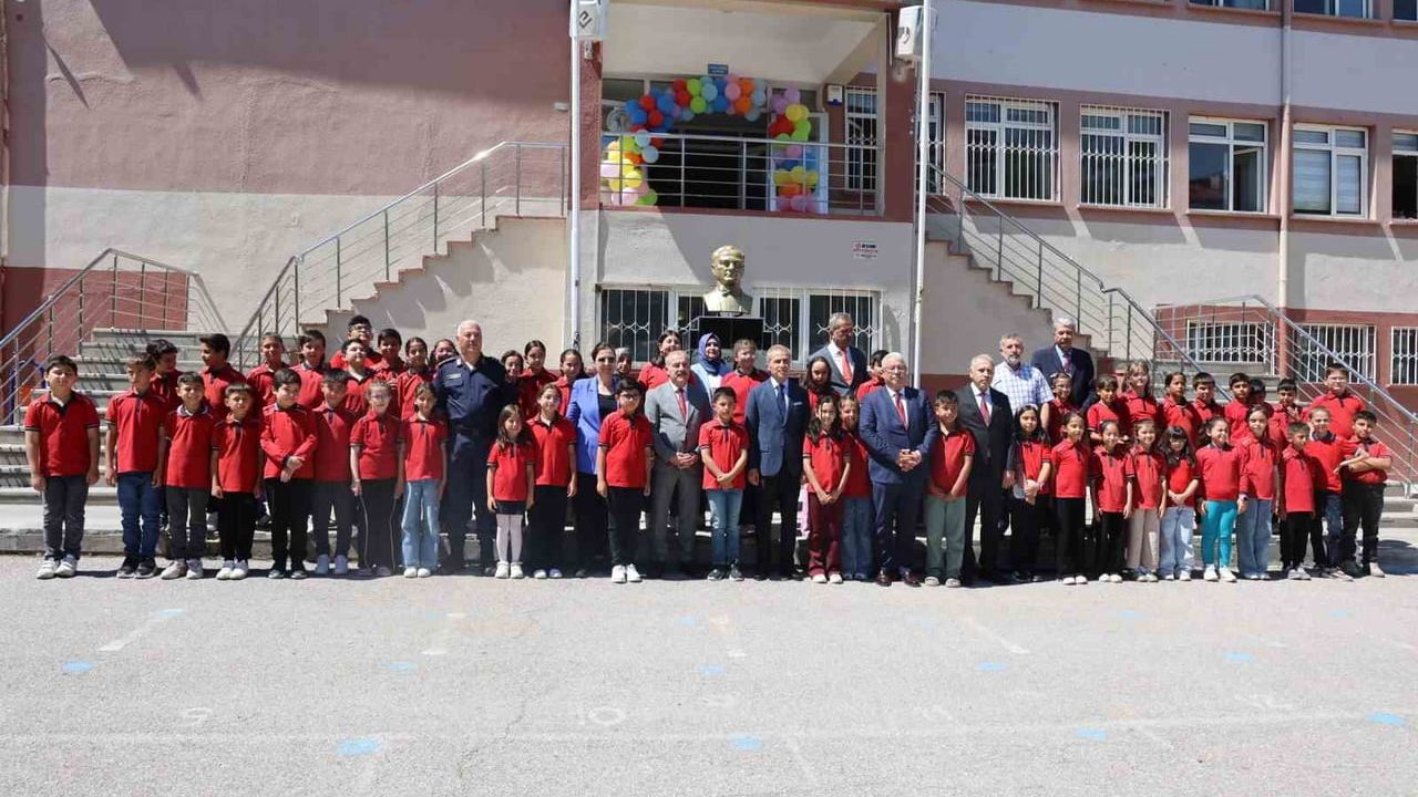 Nevşehir'de karne töreninde 1. sınıf öğrencisinin 'vali olmak istiyorum' sözü tebessüm ettirdi