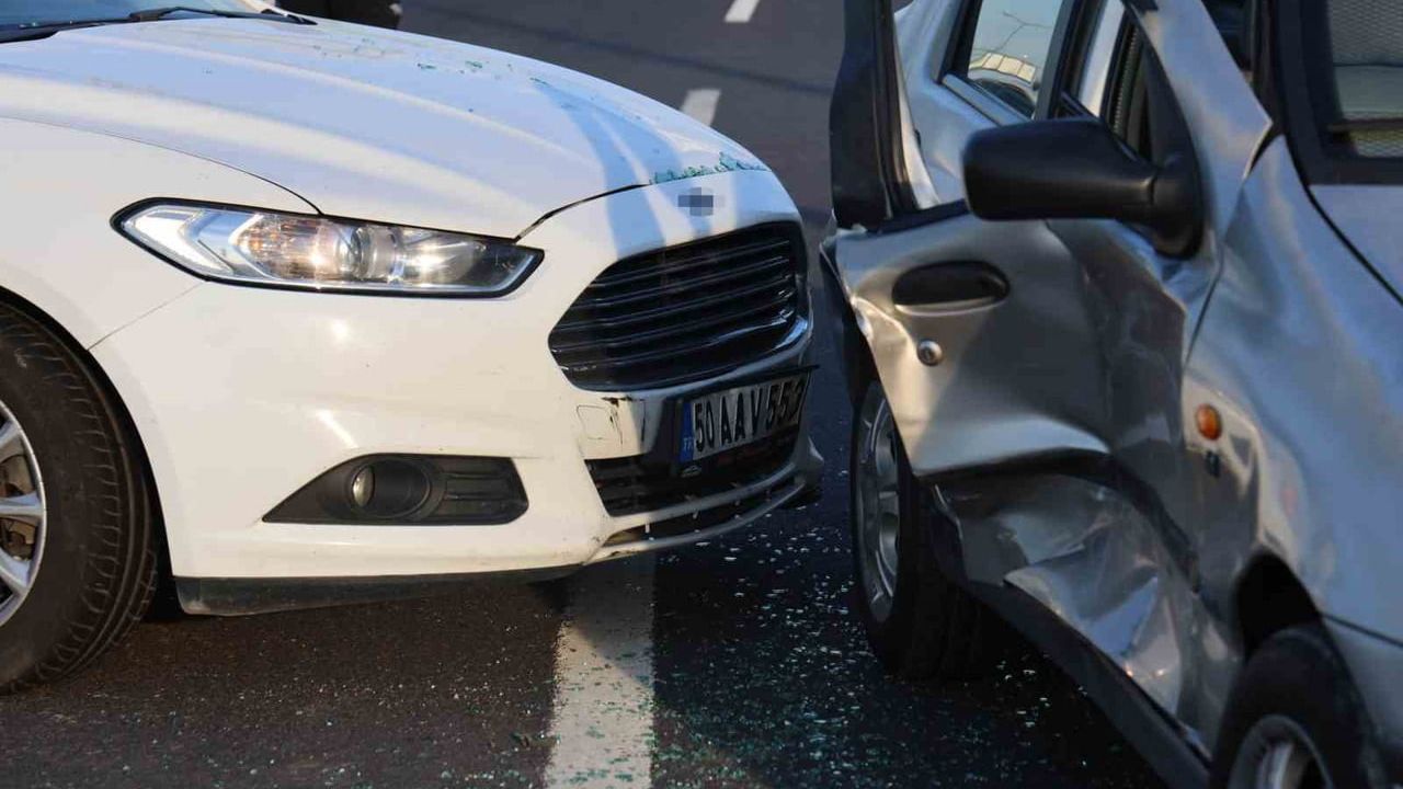 Nevşehir'de kırmızı ışık ihlali zincirleme kazaya neden oldu: 2 yaralı