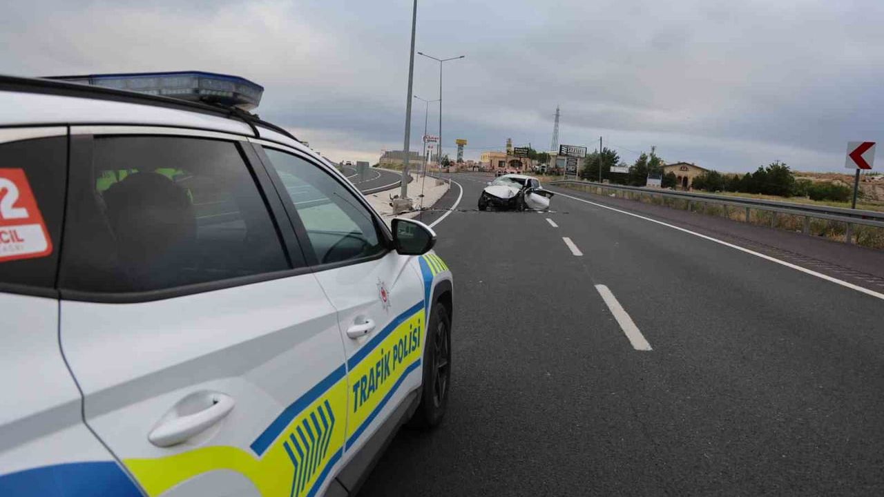 Nevşehir'de otomobil aydınlatma direğine çarptı: 1 çocuk öldü, 3 yaralı