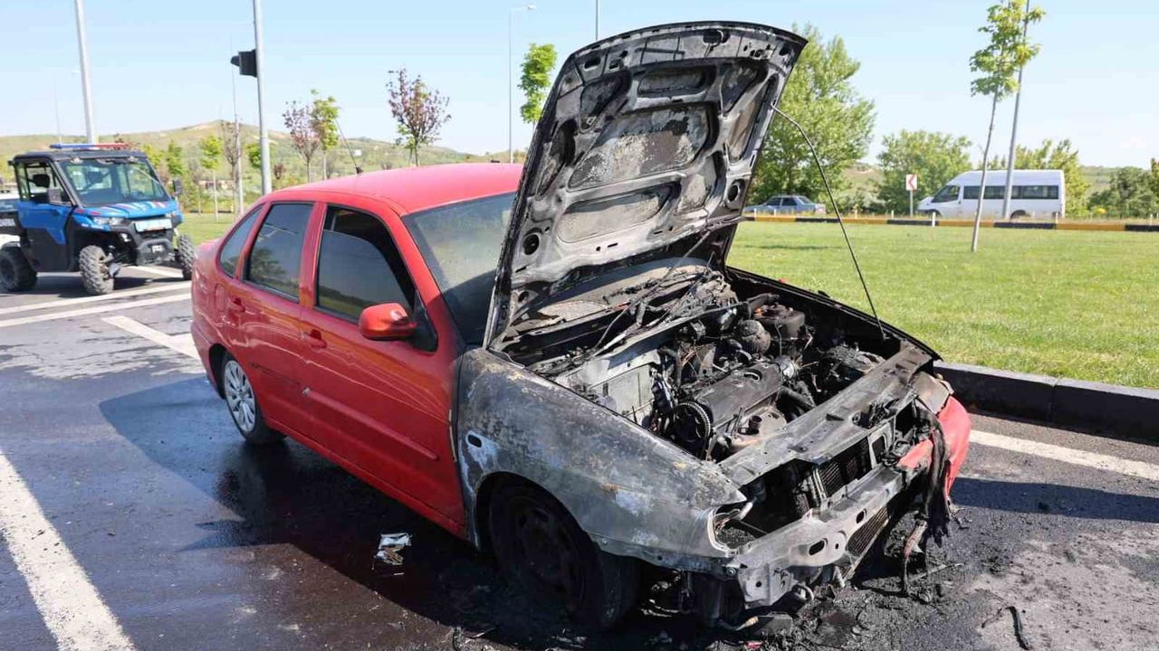 Nevşehir'de Seyir Halindeki Otomobilin Motorunda Yangın, İtfaiye Büyümeden Müdahale Etti