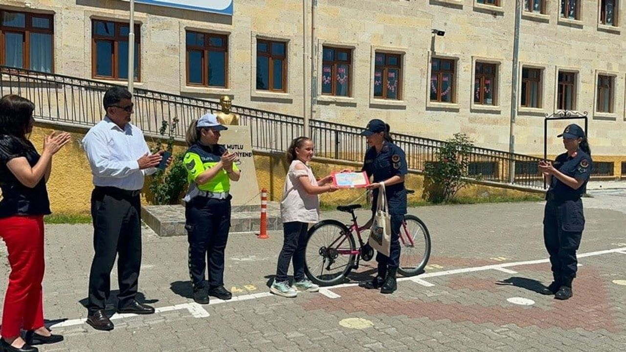 Nevşehir jandarmasının projesinde 200 kitap okuyan öğrenci bisiklet kazandı