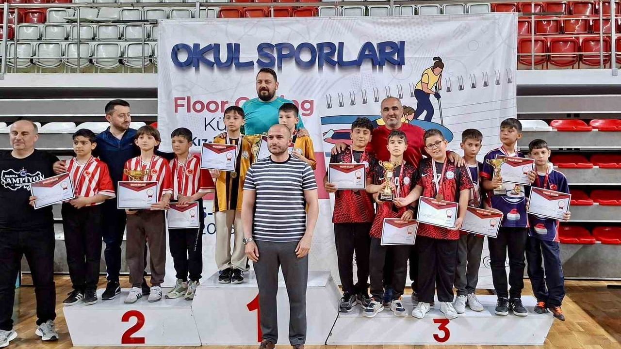 Niğde 19 Mayıs Ortaokulu, Sivas'taki Floor Curling Türkiye Şampiyonası'nda Türkiye üçüncüsü oldu