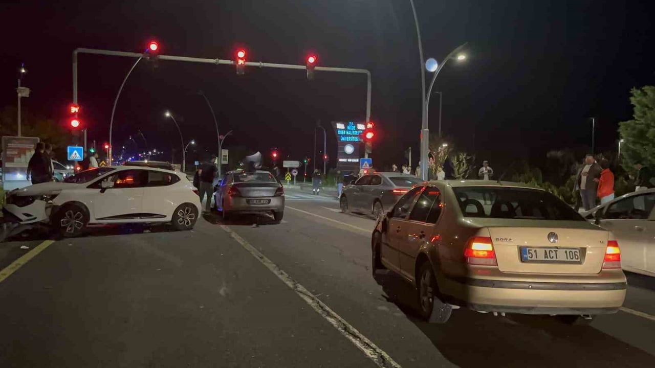 Niğde’de 5 aracın karıştığı zincirleme kaza: 2 yaralı