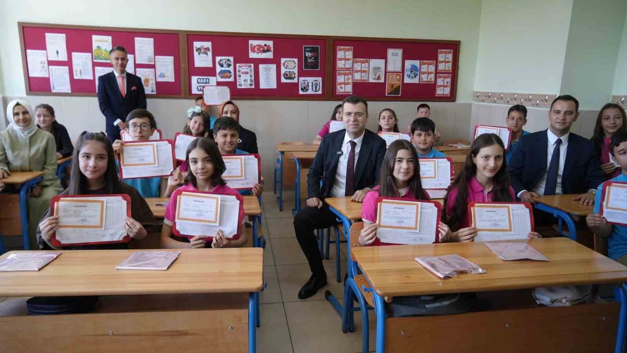 Niğde'de 67 bin 811 öğrenci karne heyecanı yaşadı