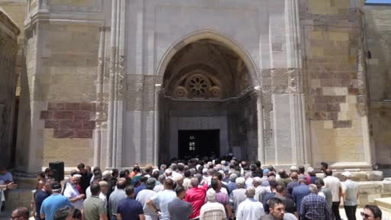 Niğde'de 691 yıllık Sungurbey Camii restorasyonun ardından Cuma namazıyla yeniden ibadete açıldı