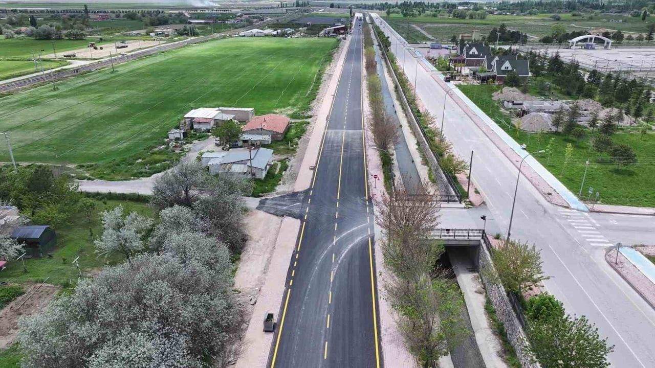 Niğde'de altyapısı tamamlanan yollar sıcak asfaltla yenileniyor