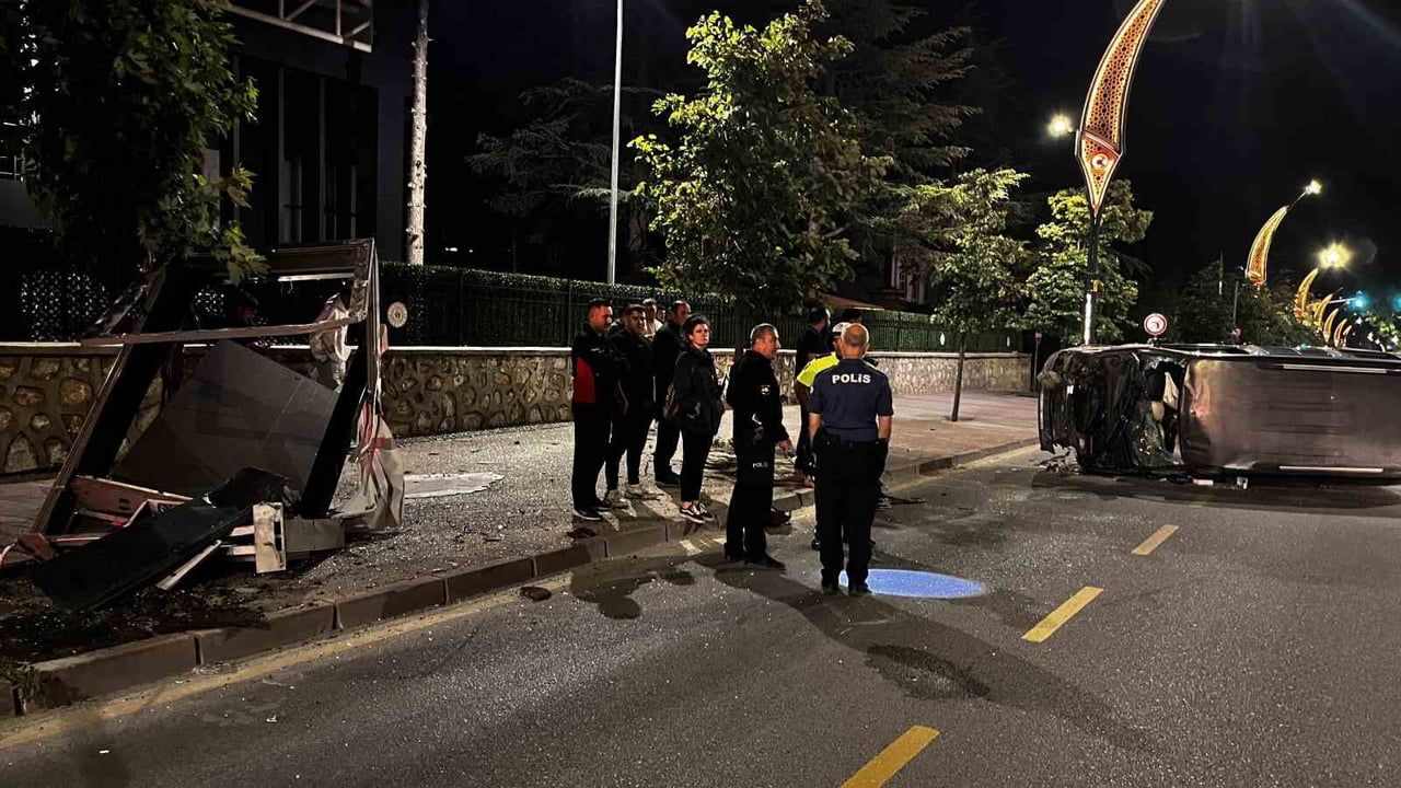 Niğde'de kontrolden çıkan araç devrildi: 2 yaralı