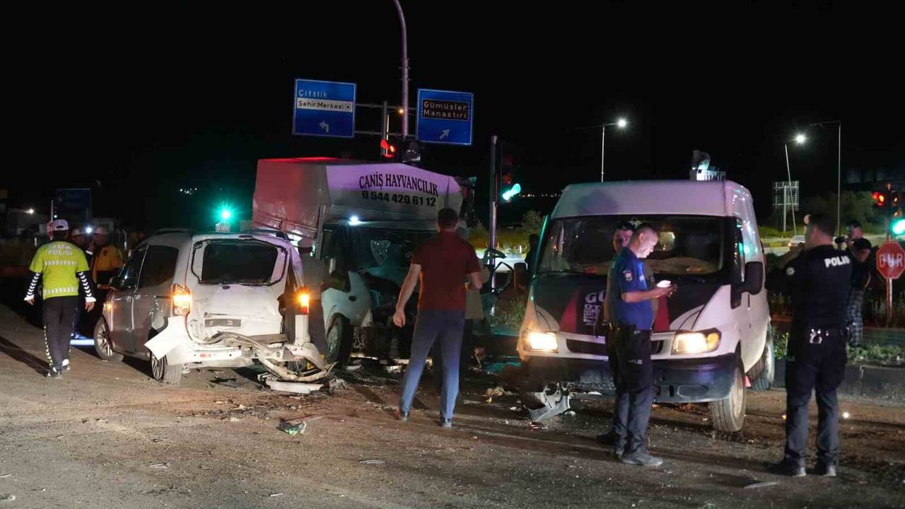 Niğde'de üç aracın karıştığı kazada 1'i ağır 10 kişi yaralandı