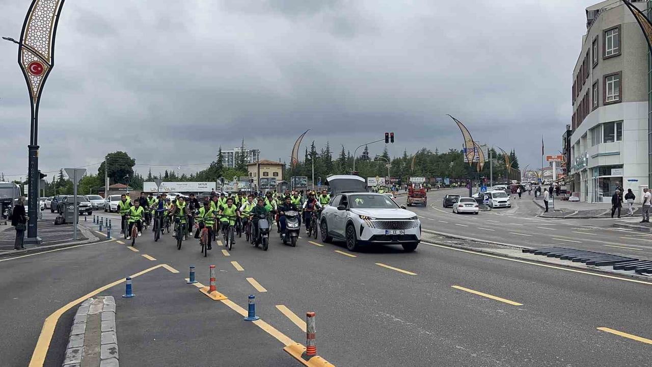 Niğde’de yüzlerce bisiklet tutkunu sağlıklı yaşam için pedal çevirdi