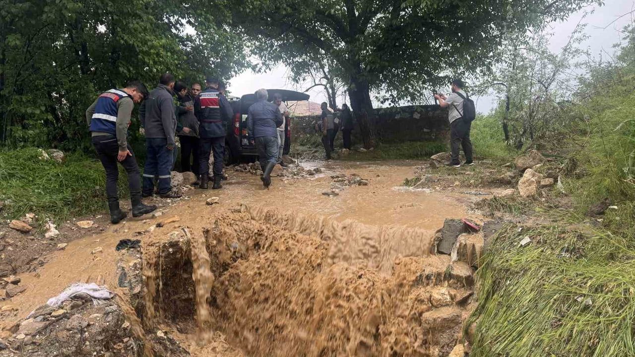 Niğde Gümüşler'de sağanak sele: araçlar mahsur, arama-kurtarma sürüyor