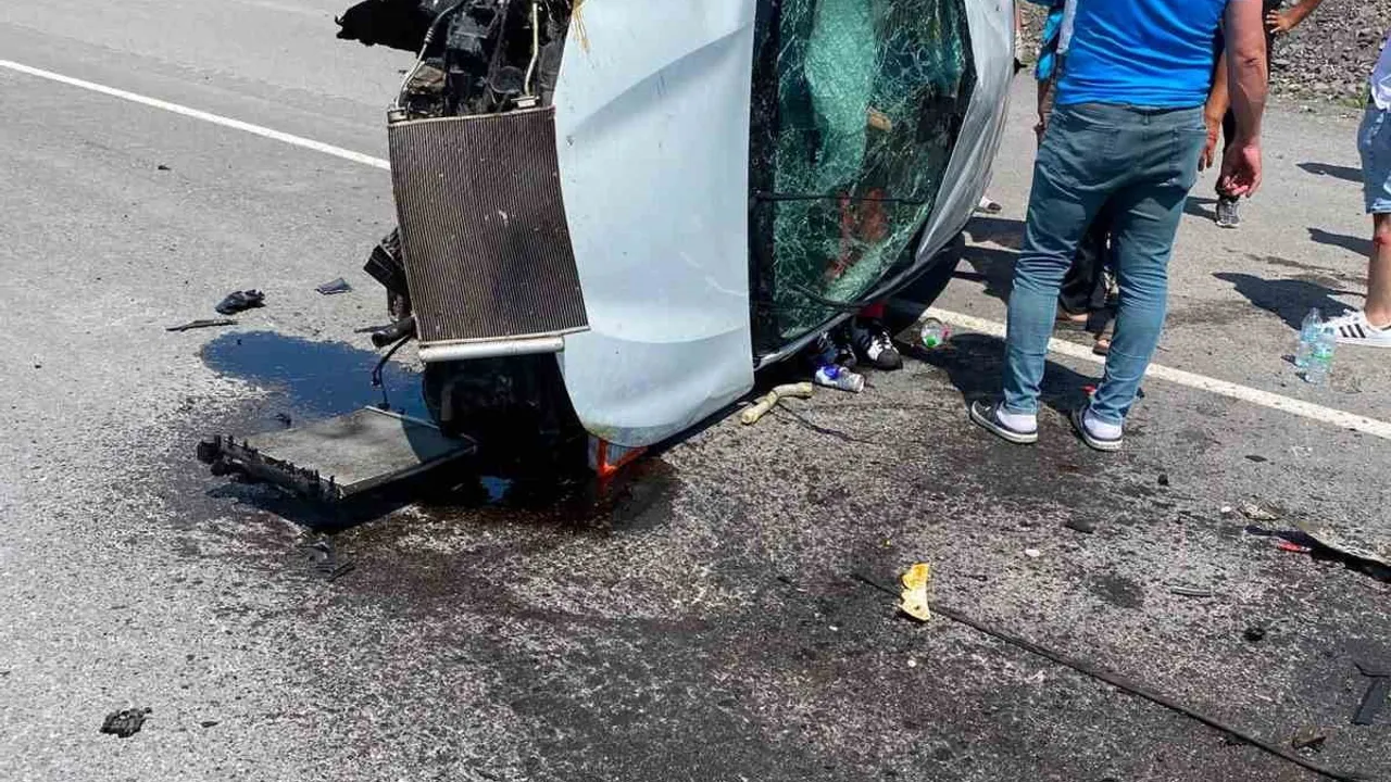 Niğde-Kayseri yolunda iki otomobil çarpıştı: 4 yaralı
