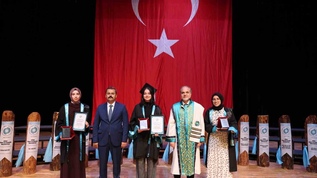 Niğde Ömer Halisdemir Üniversitesi'nde 2025-2026 mezuniyet töreni