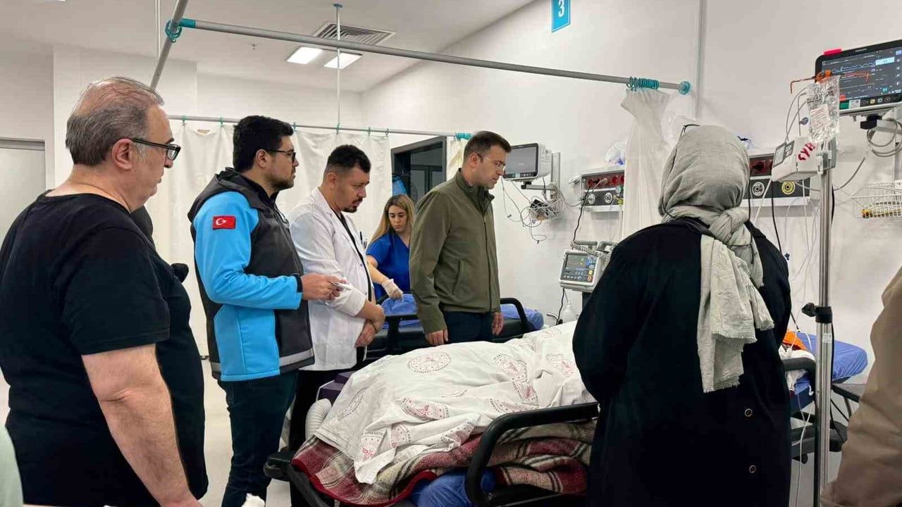 Niğde Valisi Nedim Akmeşe, Gümüşler'deki sel mağdurlarını hastanede ziyaret etti
