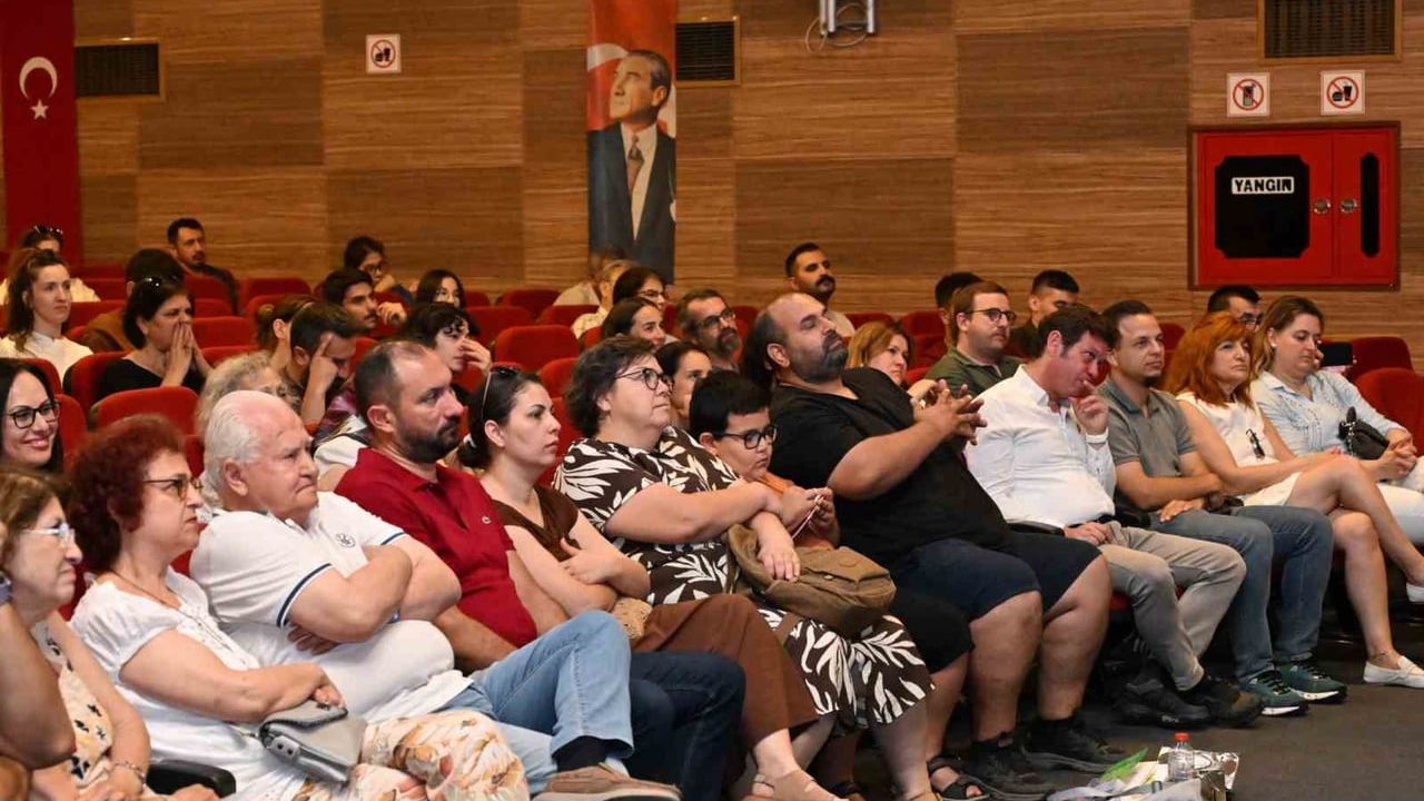 Nihat Behram Manisa'da edebiyat ve yapay zekâyı konuştu