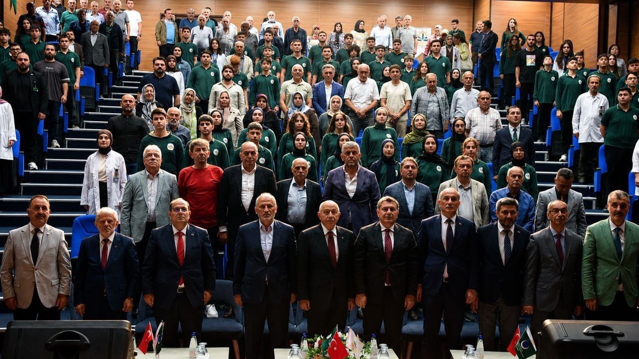 Nihat Özdemir Özel Ahmet Uğur Turhan Fen ve Teknoloji Lisesi'nde öğrencilerle buluştu